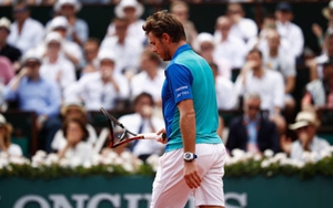 Bế tắc trước Nadal, Wawrinka nổi nóng đập nát vợt