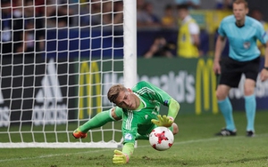 Thủ môn U21 Đức xem chỉ dẫn trong... tất trước khi chặn đứng cú đá 11m của Anh