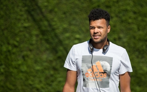 Tennis ngày 6/7: Tsonga khốn khổ vì bị... kiến cánh tấn công. Tomic được bảo vệ giữa làn sóng chỉ trích