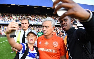 Jose Mourinho gây sốt khi ghi bàn, ăn thẻ và trổ tài bắt gôn trong trận đấu từ thiện