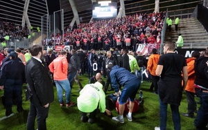 SỐC: Hàng rào sân ở Ligue 1 sụp đổ khiến 29 người bị thương