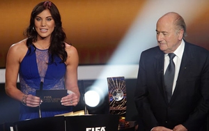 SỐC!!! Blatter bị tố quấy rối tình dục nữ cầu thủ tại lễ trao Quả Bóng Vàng