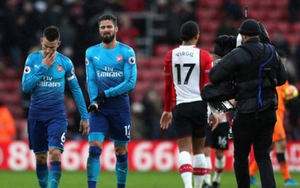 Hết Mustafi đến lượt Mertesacker 'biếu', hàng thủ Arsenal giờ quá mong manh