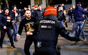 Một cảnh sát thiệt mạng sau cuộc 'hỗn chiến' giữa CĐV Bilbao và Spartak Moscow ở Europa League