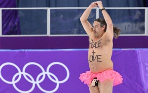 ‘Kẻ phá đám đặc biệt’ tái xuất tại sân trượt băng ở Olympic mùa Đông