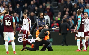 SỐC: Fan West Ham lao vào sân thi đấu, khiêu khích cầu thủ và kêu gọi BLĐ từ chức