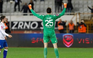 Thủ môn được Real theo đuổi sắm vai người hùng với pha ghi bàn phút chót