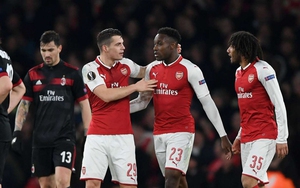Welbeck ăn vạ lộ liễu, fan Milan tức giận, Wenger cố tình 'nói lảng'