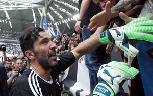 Xúc động hình ảnh Gianluigi Buffon khóc nghẹn trong ngày chia tay Juventus