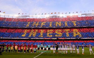 Xúc động hình ảnh ‘chuyển giao quyền lực’ giữa Iniesta và Messi