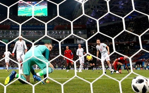 'David de Gea mắc sai lầm do... để 'tóc ngành' giống Loris Karius'