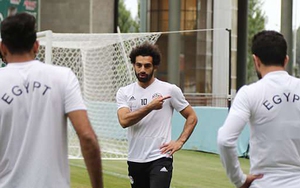 Đến áo bib còn không tự mặc được, cơ hội nào để Salah ra sân trước Nga?