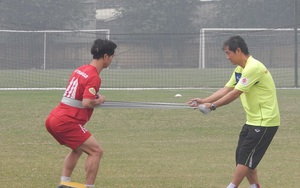 Công Phượng gồng mình tập hồi phục với dây cao su