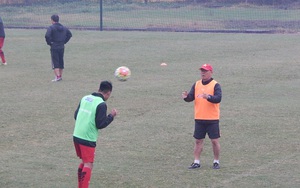 HLV Park Hang Seo mớm bóng cho học trò đánh đầu