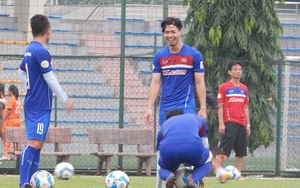 Đồng đội cười như nắc nẻ khi Công Phượng bị 'xâu kim'