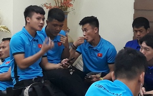 Đức Huy được tặng bánh gấu, Đức Chinh 'tranh ăn' với Quang Hải