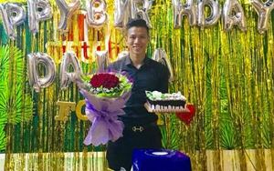 Văn Toàn 'đá xoáy' Ngọc Hải trong ngày sinh nhật