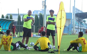 HLV Mai Đức Chung cậy nhờ HLV Jason Brown