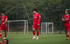 Xuân Trường vừa tập vừa phiên dịch cho tuyển Việt Nam