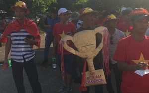 CĐV Việt Nam đến trước 3 tiếng chờ chiến thắng trước Myanmar