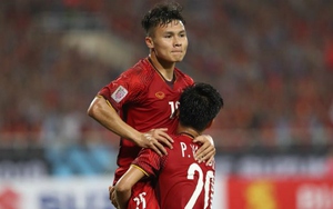 Quang Hải gục xuống sân vì kiệt sức, Công Phượng ôm động viên