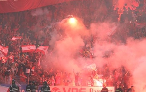 Báo Tây lên án hành vi đốt pháo sáng của CĐV Hải Phòng