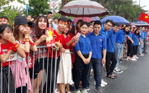 CĐV 'đội mưa' chờ U23 Việt Nam xuống sân bay