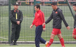 Cảnh sát cơ động bảo vệ nghiêm buổi tập của tuyển Việt Nam