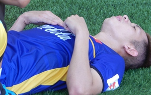 Xót xa trước cảnh tuyển thủ U23 Việt Nam bật khóc vì chấn thương