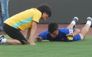 Tuyển thủ U23 Việt Nam phì cười với bài tập hồi phục của bác sỹ Hàn Quốc