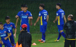 U23 Việt Nam 'đội mưa' tập luyện, quyết đấu Palestine