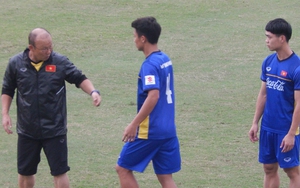 Công Phượng gật đầu lia lịa khi được HLV Park truyền bí kíp