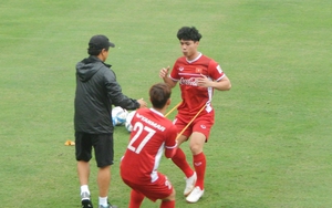 HLV Park Hang Seo trực tiếp 'chỉnh' cho Công Phượng