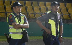 Cảnh sát có vũ trang bảo vệ buổi tập của tuyển Việt Nam