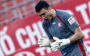 Thủ thành Văn Lâm 'cưỡi 'xe máy đèo ngoại binh Hải Phòng đi tập