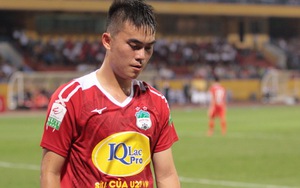 Trở lại sau án phạt, trung vệ HAGL lại bị treo giò vì chơi xấu