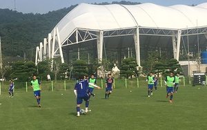 Công Phượng cùng đồng đội miệt mài tập đá ít chạm