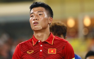 Tiến Dũng được fan nữ tặng bim bim