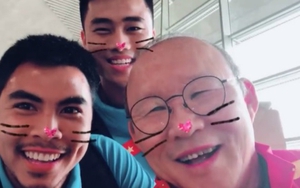 HLV Park Hang Seo cười sảng khoái khi được 'điểm phấn tô son'