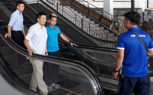 Hồng Duy gặp sự cố tại sân bay, Văn Toàn 'giận hờn' Quế Ngọc Hải