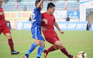 Trung vệ Quảng Nam tụt lưỡi sau khi bị bóng đập trúng cổ