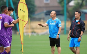 Bóng đá Việt Nam hôm nay: Thầy trò HLV Park Hang Seo đội mưa tập luyện