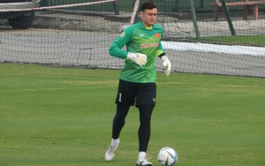 Thủ môn Văn Lâm phô diễn kỹ năng xử lý bóng bằng chân