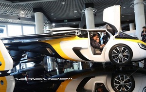 Xe bay đã cất cánh ở French Riviera như trong phim viễn tưởng