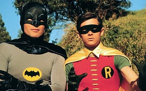 Adam West, người thổi hồn cho Batman cả cuộc đời, vừa ra đi