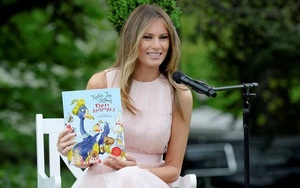 Bà Melania Trump tặng sách, thủ thư từ chối một cách thâm sâu