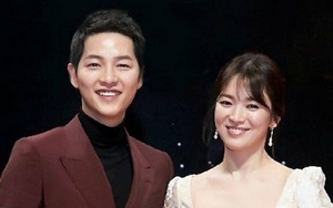 Song Joong Ki và Song Hye Kyo nhí nhảnh chụp ảnh ủng hộ người hát mừng trong lễ cưới mình