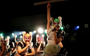 Ban nhạc nữ Nhật Bản ăn mặc gợi cảm, hát ca ngợi… tiền ảo