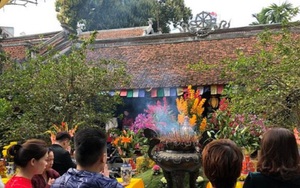 CHÙM ẢNH xuân Hà Nội: đường phố vắng vẻ, đền chùa đông đúc