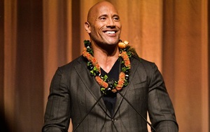Dwayne ‘The Rock’ Johnson bật khóc khi nhớ lại thời phải ăn trộm thịt bò sống qua ngày